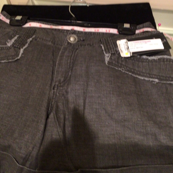 NWT grey light weight jean cuffed Shorts with pockets - Picture 2 of 4